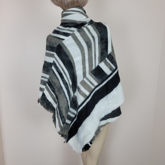 Zara black white gray striped fuzzy blanket scarf - Picture 4 of 13